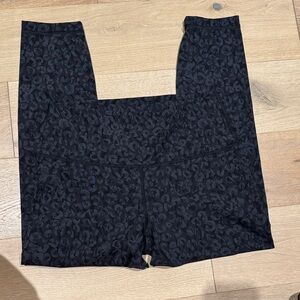 EUC Lululemon 23” Align HR size 8 Black and Grey Leopard Print Legging
